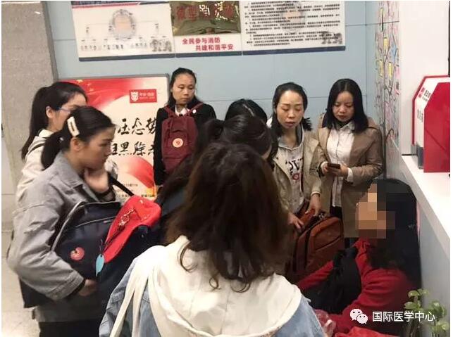 西安女士地鐵突感不適 西安國際醫(yī)學中心護士緊急救助