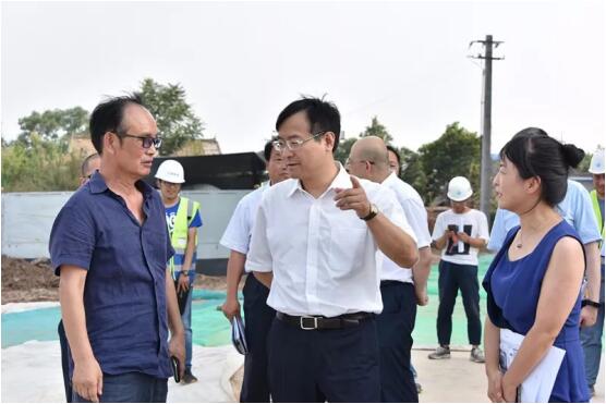 鐘書記走訪國(guó)際醫(yī)學(xué)項(xiàng)目現(xiàn)場(chǎng)，冒酷暑、送服務(wù)、解難題