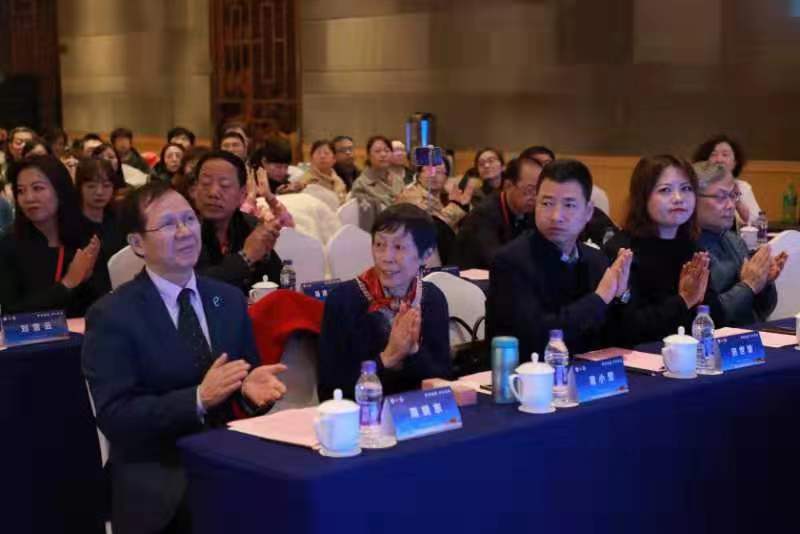 三秦網報道—周曉東表示將啟動關注女性牽手基層健康公益主題活動