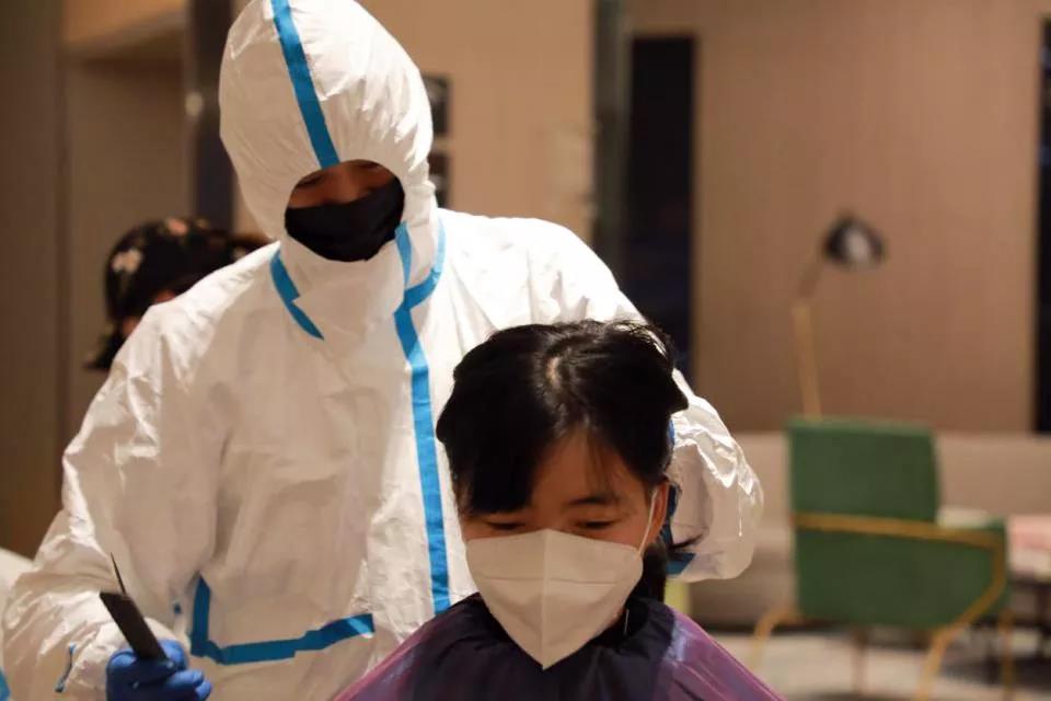 100多位赴武漢醫(yī)療隊女隊員“削”掉秀發(fā) ——武漢市委秘書長說，疫情過去一定為你們請功！