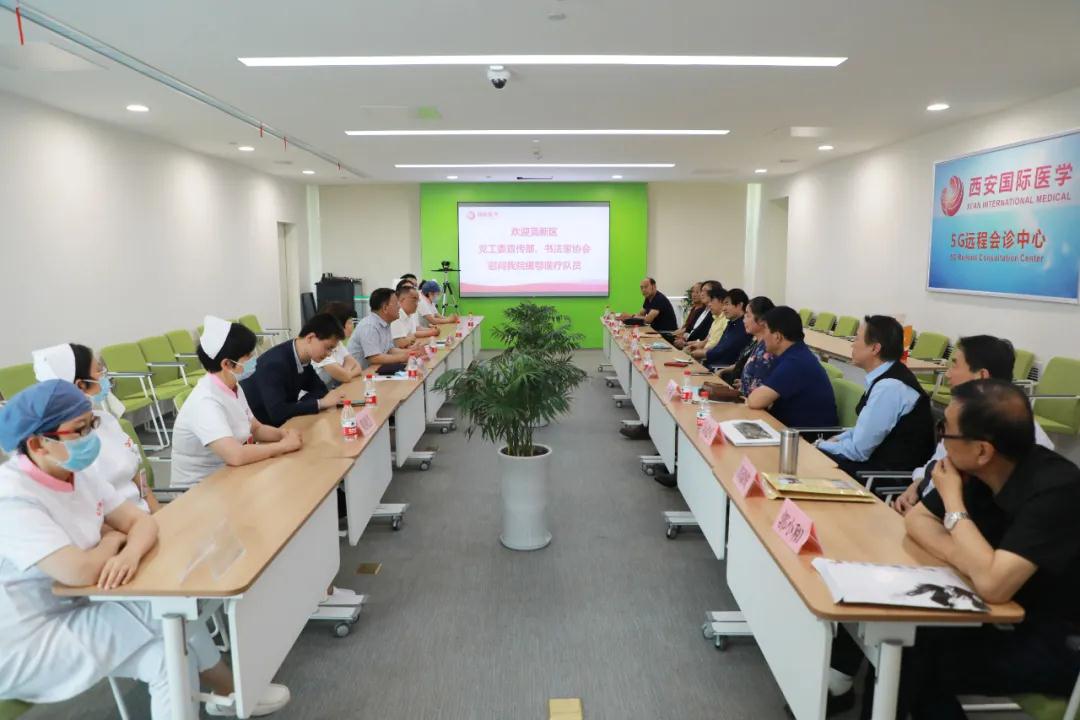 書法送祝福 筆墨贊英雄——西安高新區(qū)黨工委宣傳部、書法家協(xié)會一行致敬最美逆行者