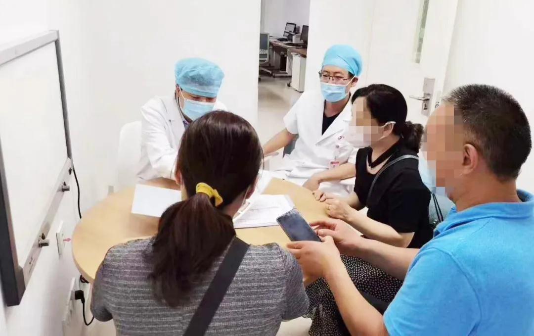 險(xiǎn)！桃核卡在氣道上  這個(gè)急救方法你得掌握