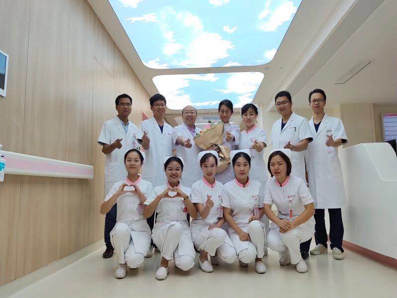 這個(gè)國(guó)慶，西安國(guó)際醫(yī)學(xué)中心人用守護(hù)向祖國(guó)深情表白