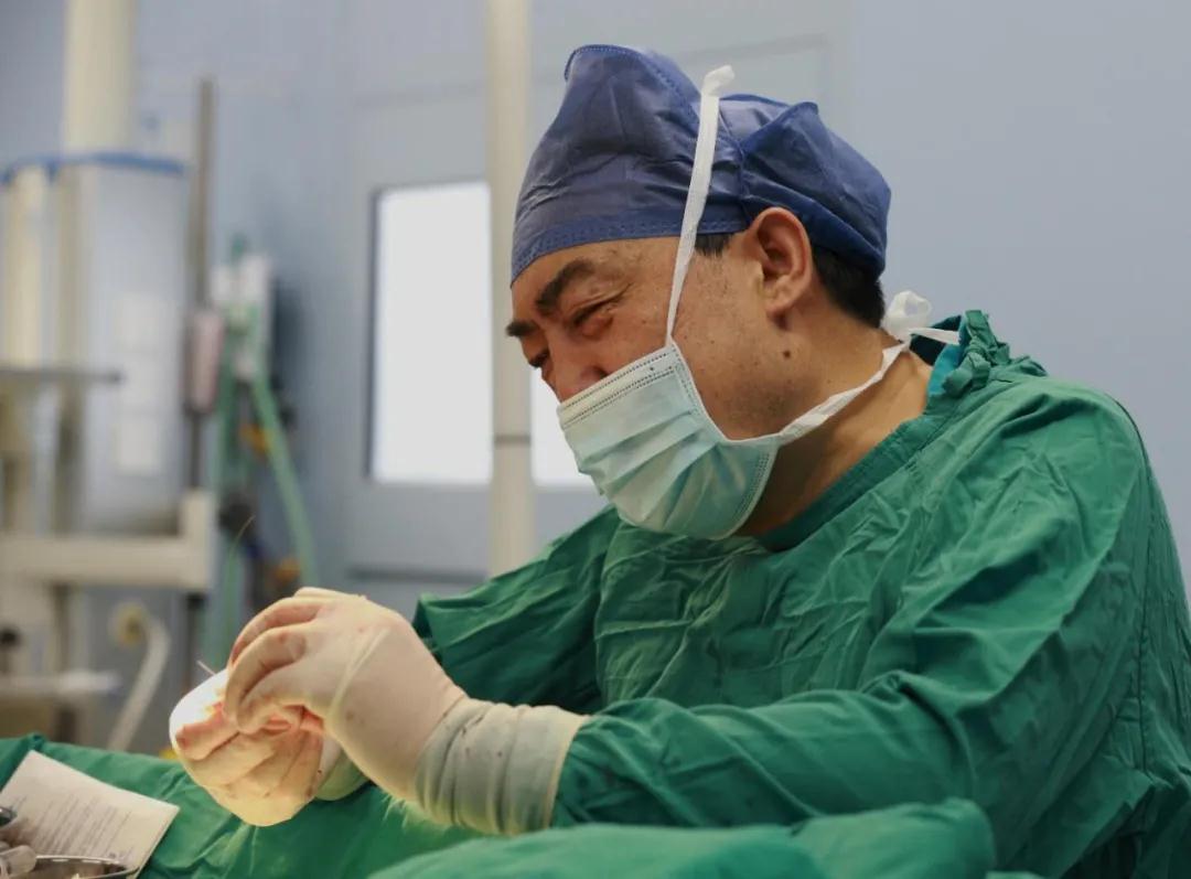 “中國器官再造第一人”郭樹忠教授用三根肋骨雕刻成“耳朵”！