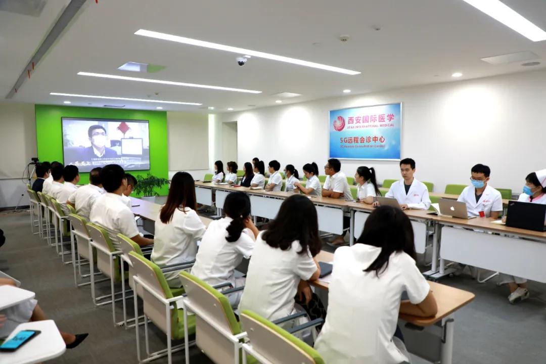 我院醫(yī)護(hù)人員收看全國抗擊新冠肺炎疫情表彰大會實(shí)況