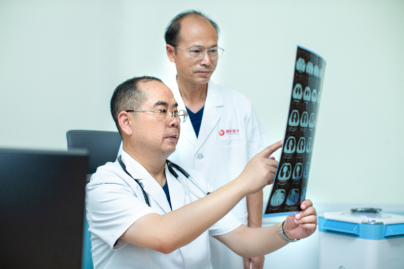 西安新聞網(wǎng)—全國抗擊新冠肺炎疫情先進(jìn)個人吳昌歸：“醫(yī)路”探索恭心前行的老兵