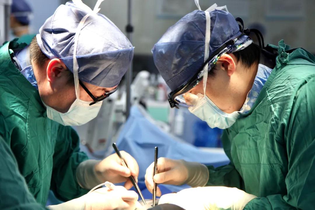 又一次突破！心外團隊完成國內(nèi)首例“經(jīng)股TAVR+TEVAR”