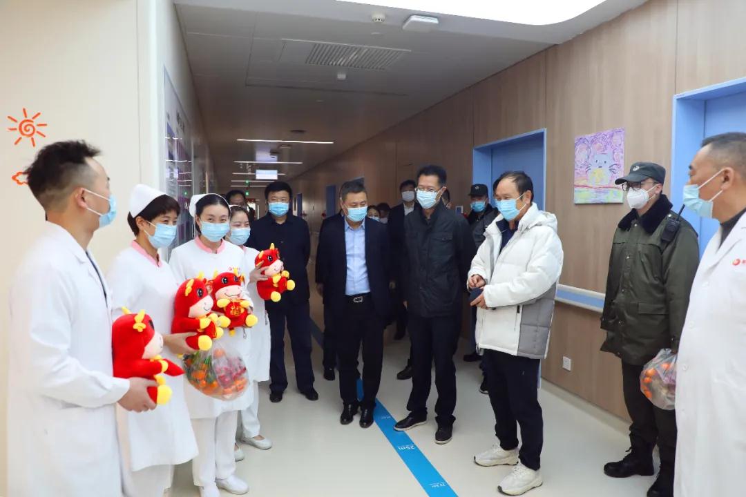 真溫暖！這家醫(yī)院除夕送餃子送祝?！瓏?guó)際醫(yī)學(xué)集團(tuán)及醫(yī)院領(lǐng)導(dǎo)一行慰問(wèn)堅(jiān)守“醫(yī)”線醫(yī)護(hù)人員及住院患者