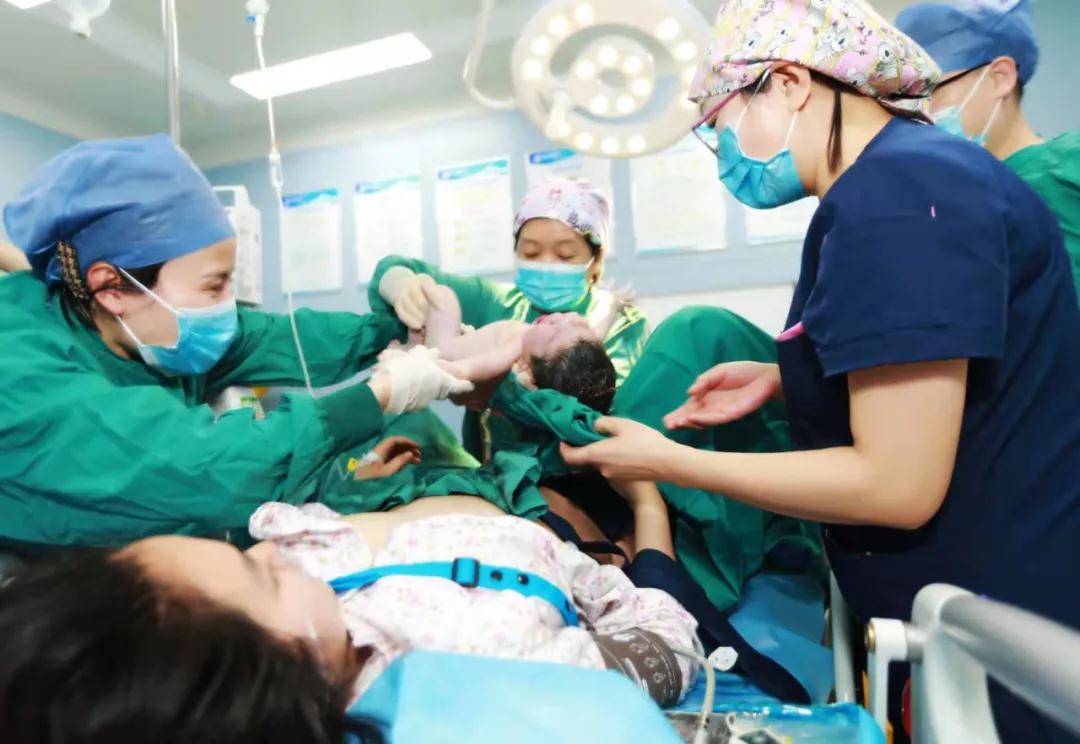 華商云健康—迎新春，西安國(guó)際醫(yī)學(xué)中心醫(yī)院第一個(gè)“金牛寶寶”來啦！