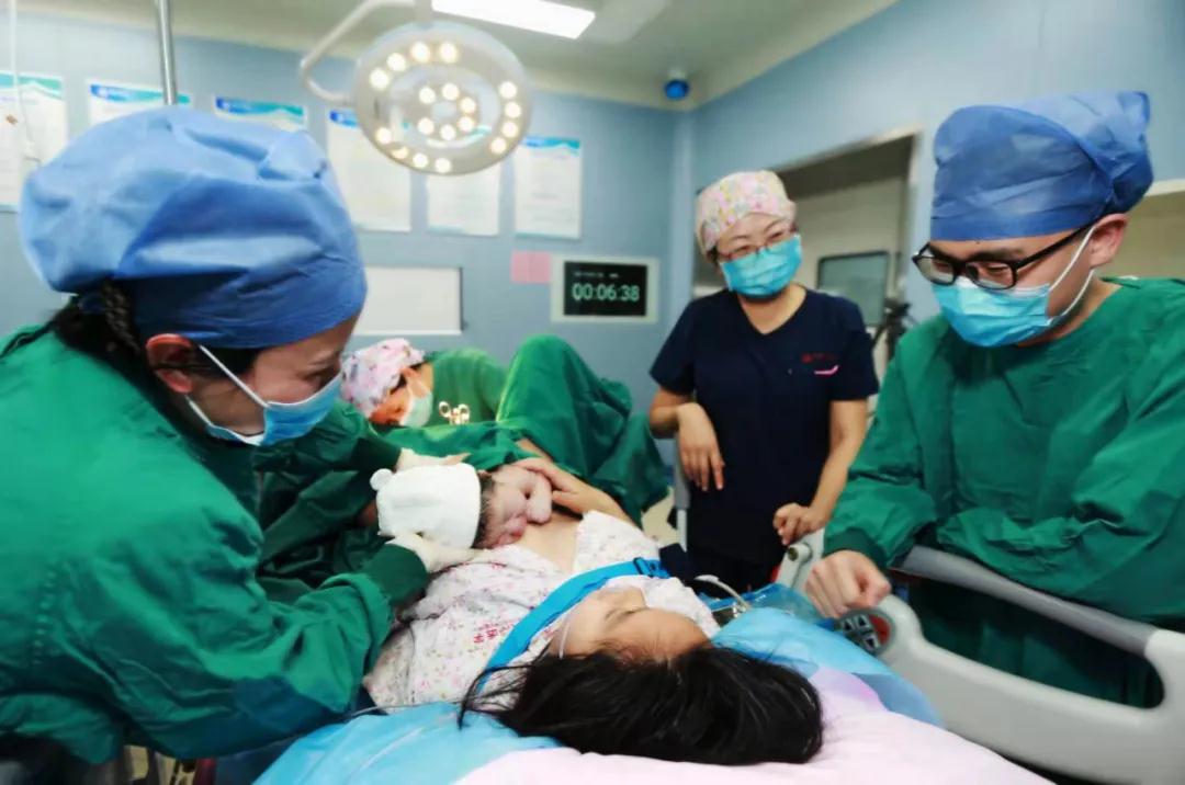 陽光網(wǎng)—迎新春，西安國(guó)際醫(yī)學(xué)中心醫(yī)院第一個(gè)“金牛寶寶”來啦！