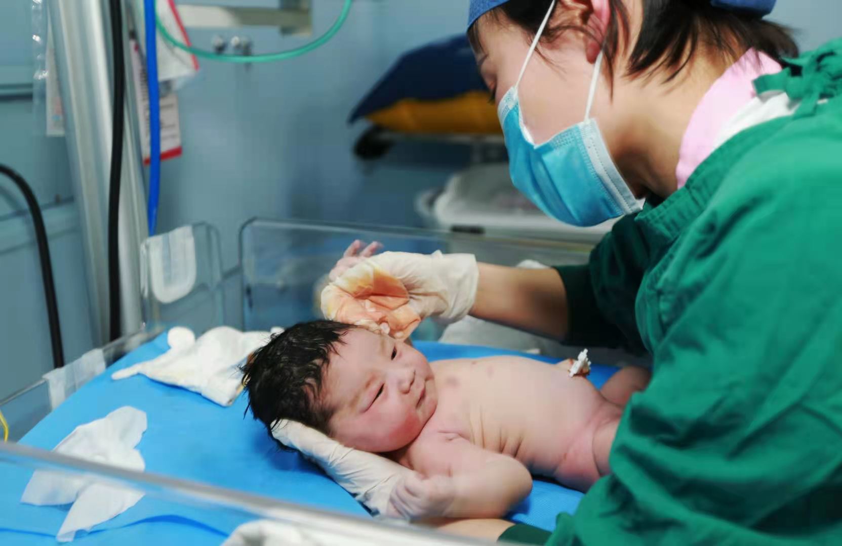 西安日?qǐng)?bào)—庚子去辛丑至  醫(yī)院迎來首個(gè)“牛寶寶”