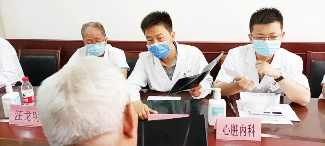 西安國(guó)際醫(yī)學(xué)中心醫(yī)院開(kāi)展“致敬老黨員、老革命”義診活動(dòng)