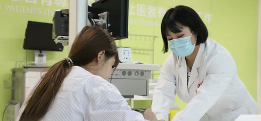 出院手續(xù)床前辦理，“移動(dòng)結(jié)算車”便民又惠民！