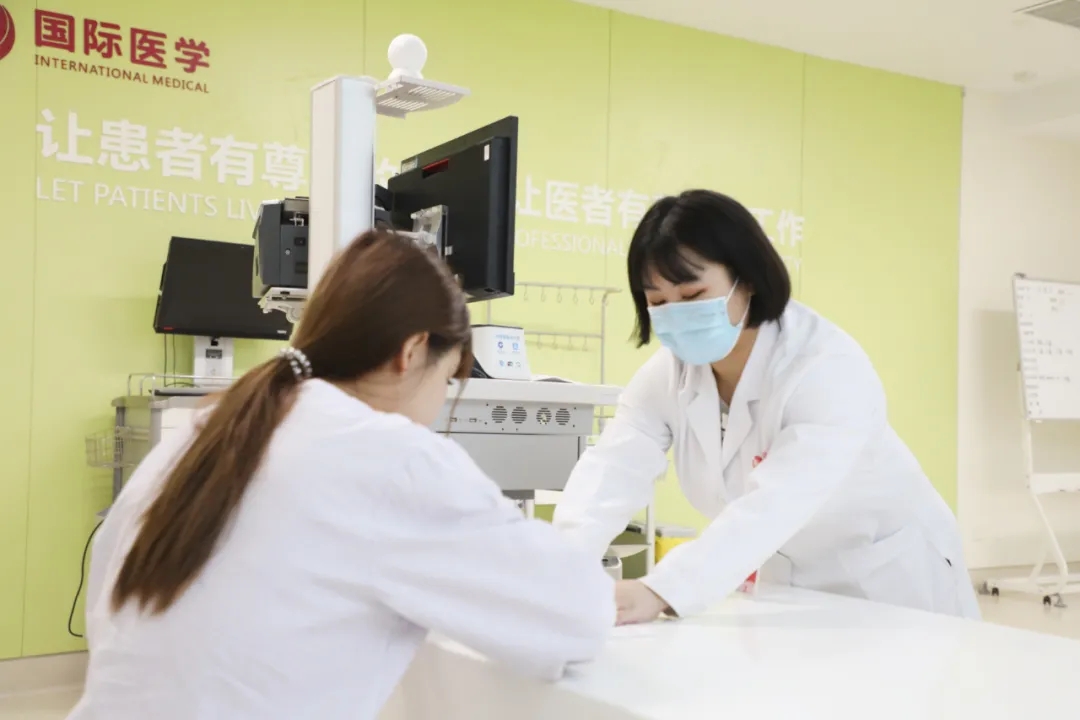 出院手續(xù)床前辦理，「移動結(jié)算車」便民又惠民！