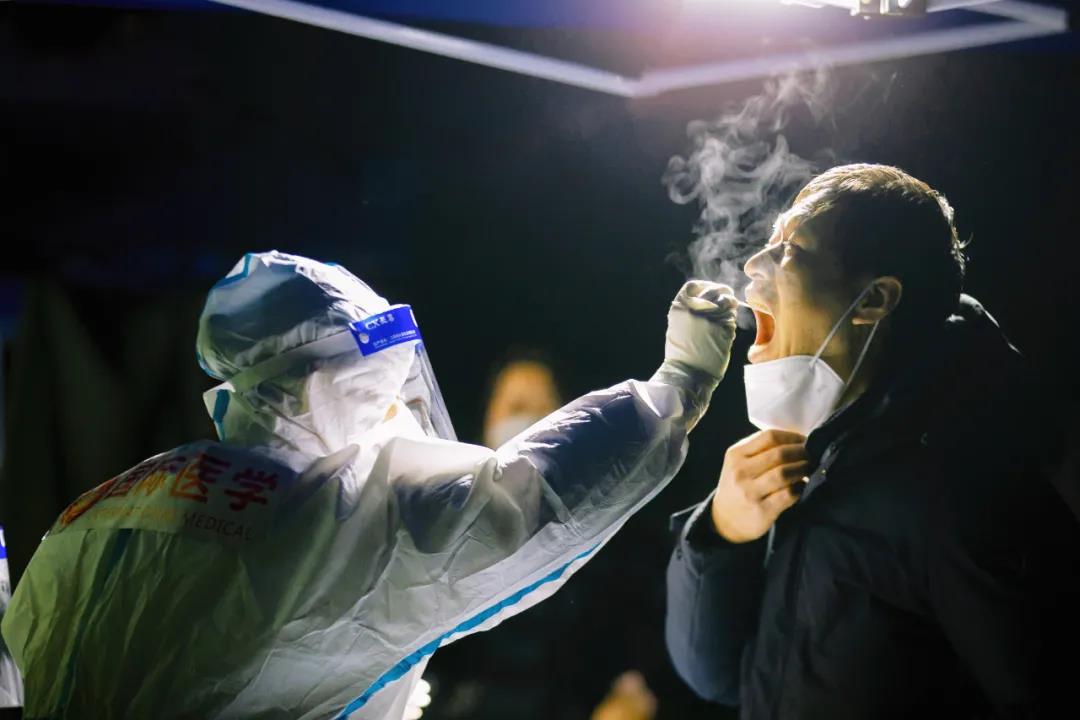 270 萬+！凍紅的手、蹲下的背影，看哭了......