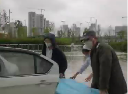 大雨天突遇車禍，從安保到醫(yī)護人員接力營救
