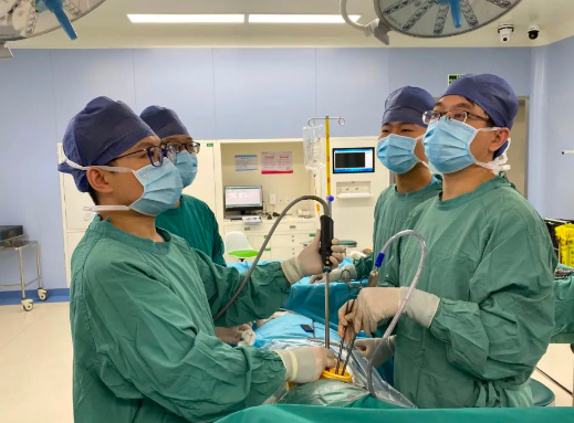 持續(xù)胸悶氣短......檢查后，醫(yī)生為他抽出2300毫升肺部積血