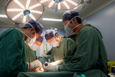 4小時(shí)的手術(shù)，消外一科從七旬患者體內(nèi)取出哈密瓜大小的腫瘤