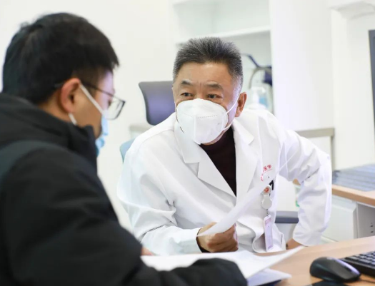 他們?nèi)找箞?jiān)守，為患者照亮就診之路