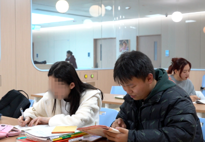 治療、學(xué)習(xí)兩不誤！病房里開啟了“小課堂”