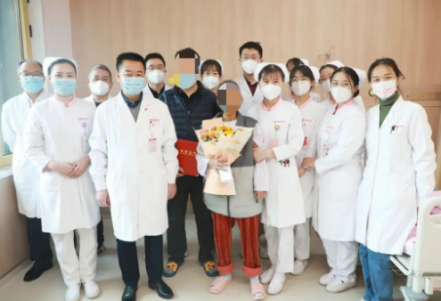 215天守護(hù)，2000多頁病例， 這位女士終見彩虹