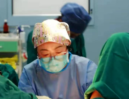 甘肅孕婦星夜兼程400公里，醫(yī)生連夜“環(huán)扎”保胎兒