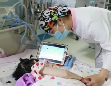 六一兒童節(jié)，ICU內(nèi)醫(yī)護(hù)為小患者扎辮子