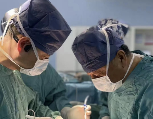 這臺手術(shù)，只有他......