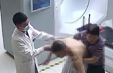 驚險！患者險些跌倒，醫(yī)生跳過治療床扶患者