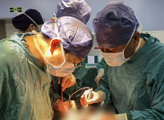 有實(shí)力有擔(dān)當(dāng)！他完成了這臺(tái)“無(wú)人敢接”的高難度手術(shù)