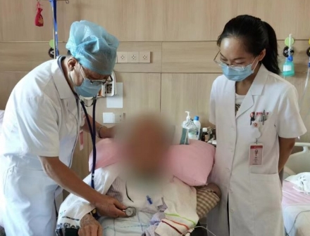 多次渡過險關(guān)，身患重疾的92歲老人在醫(yī)院度過了四個不平凡的生日