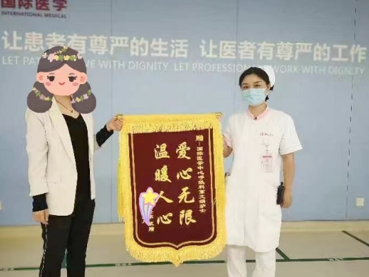 點(diǎn)贊正能量！95后護(hù)士救下走失老人 暖心一扶顯大愛(ài)