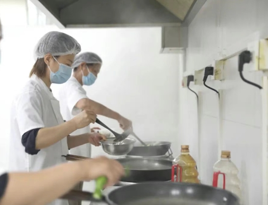 灶火燃起時，醫(yī)院飄出“家的味道”