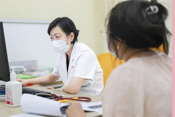 生長(zhǎng)發(fā)育、視力矯治、泌尿外科……暑假未到，兒科門診已排起長(zhǎng)隊(duì)