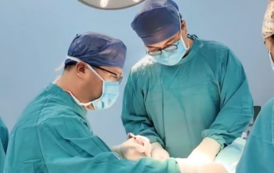 1/4顱骨被切，頭皮只剩1/3厚！76歲老人重塑“天靈蓋”…