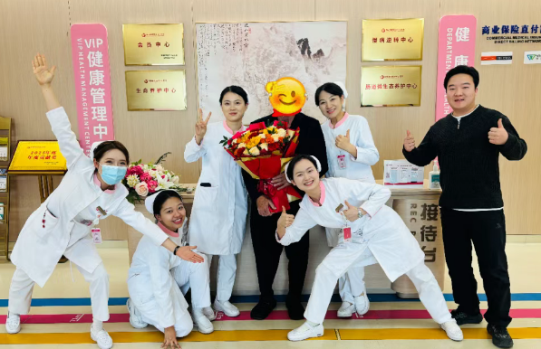 “我愿意幫你們宣傳”——出院前，外國(guó)友人主動(dòng)要求合影、送錦旗