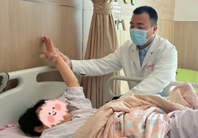 梳頭、端碗、洗澡都難！但幾分鐘后，她和300多同命人一樣…